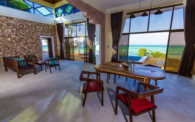 Enjoy This Deluxe Room With a Amazing View of the Ocean and its Pool