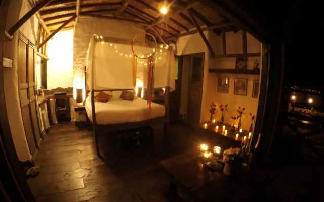 Viga Vieja Cabaña Rustica by Nomad Guru