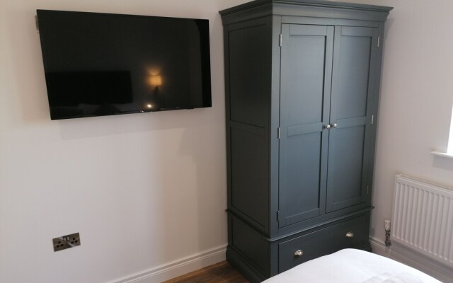 Lovely 3-bed Cabin in Meigh