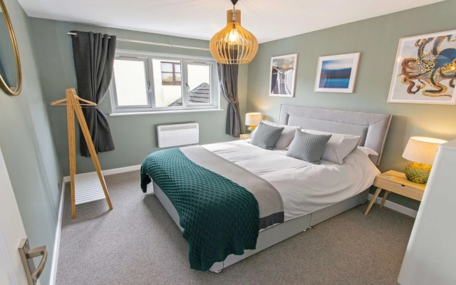 Oceanside Sleeps 6 Walk to Beach & Stylish