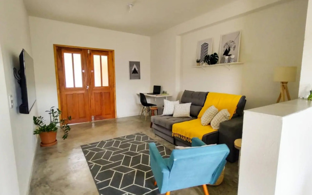 Casa de Tijolinho com Netflix e estacionamento