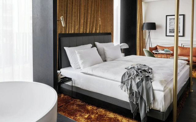 Roomers Munich, Autograph Collection