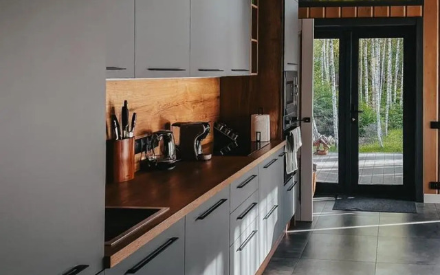 Пaноpaмный дом в хвойнoм лесу с сaуной