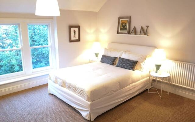 Spacious and Homely 3 Bedroom Clifton Flat