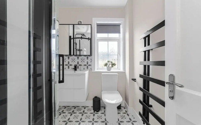 Spacious Room In Morden