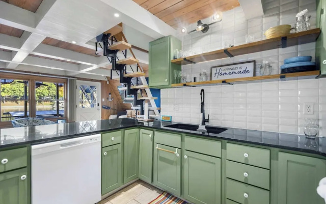 Sunrise Oasis - Enjoy Lakefront Living