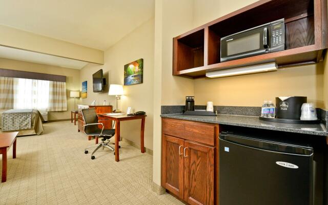 Green Mill Village Hotel & Suites, BW Signature Collection