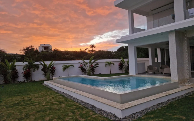 Sunset Villa with Infinity Pool