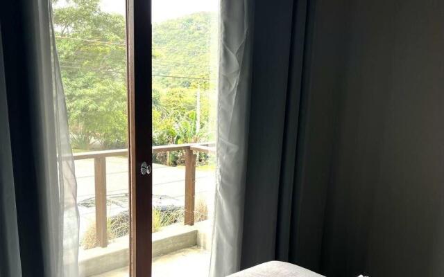 Casa com jardim perto da praia - Ferrugem Garopaba