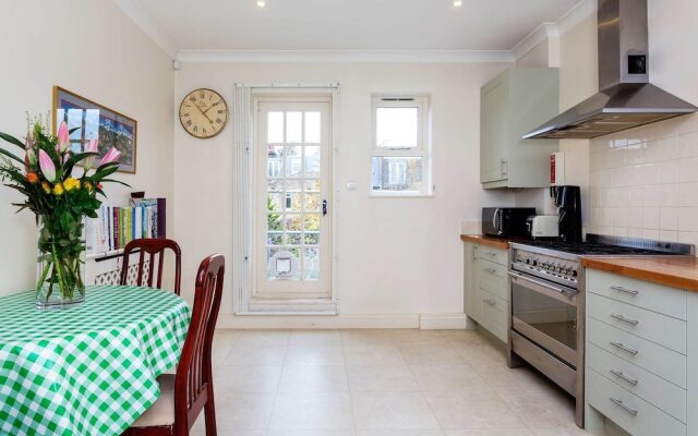 Peaceful by Fulham Palace