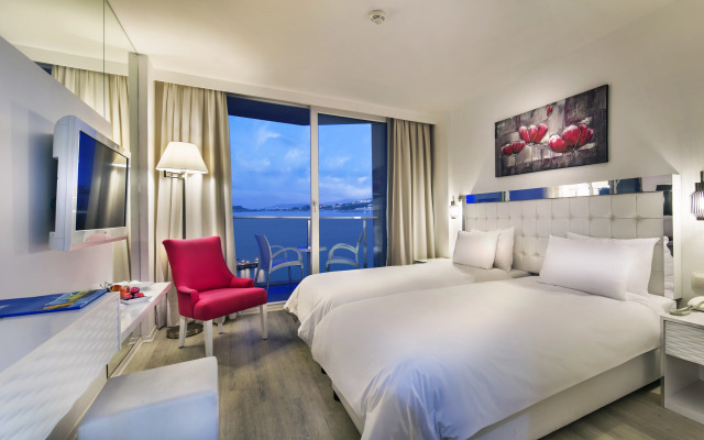 Le Bleu Hotel & Resort