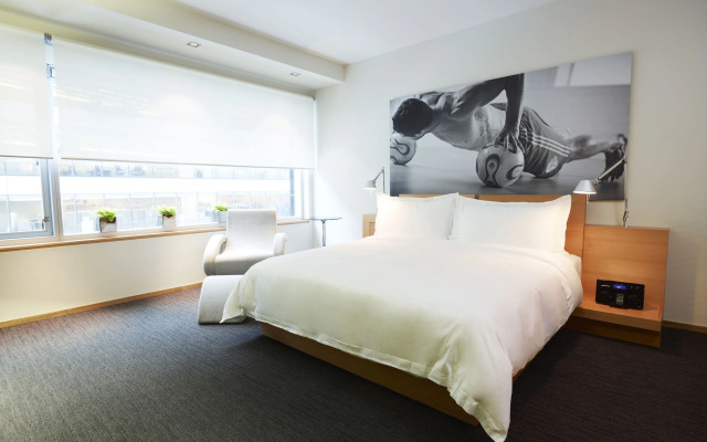 Le Germain Hotel Maple Leaf Square