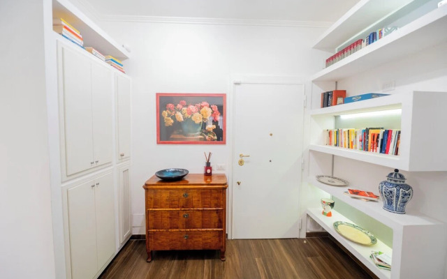 Lovely Design Apartment With Balcony