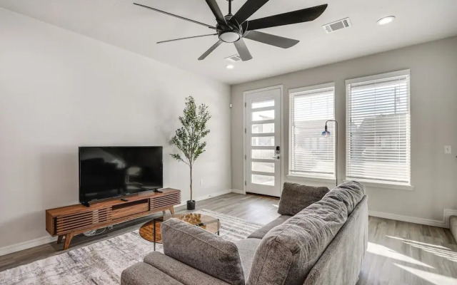 Pets Welcome: Newly Built Abode in Canyon!