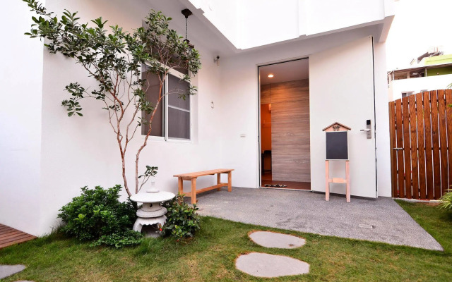 leaf hostel