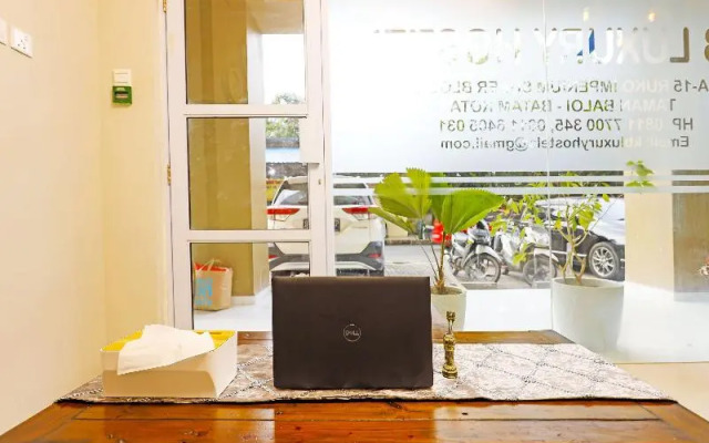 Capital O 91407 Kb Luxury Hostel