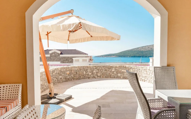 Lustica Bay