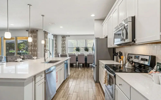 Spacious Home w/ Private Pool/spa! Sleeps 21