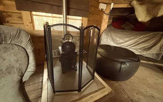 Hobbit Haven Hot Tub and Countryside Bliss