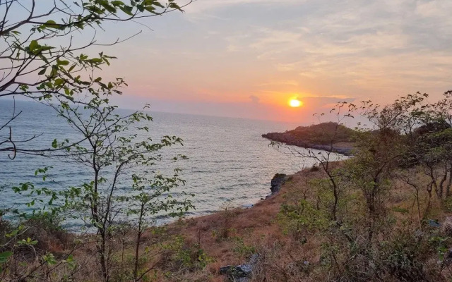 Sawasdee Sichang Resort