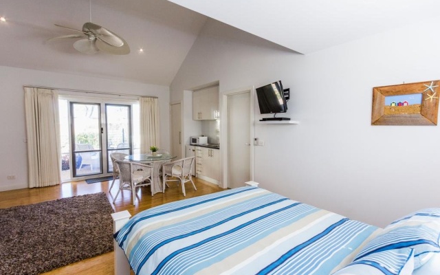 Seaside Spa Retreat – Guest Rooms – Melbourne