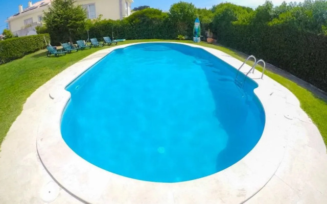 Carcavelos Beach Hostel