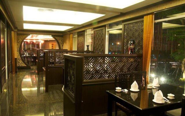 Jolly Suites Petkasem