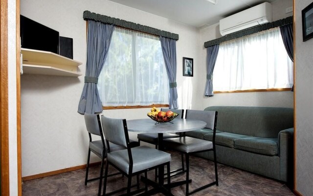Lakes And Craters Holiday Park