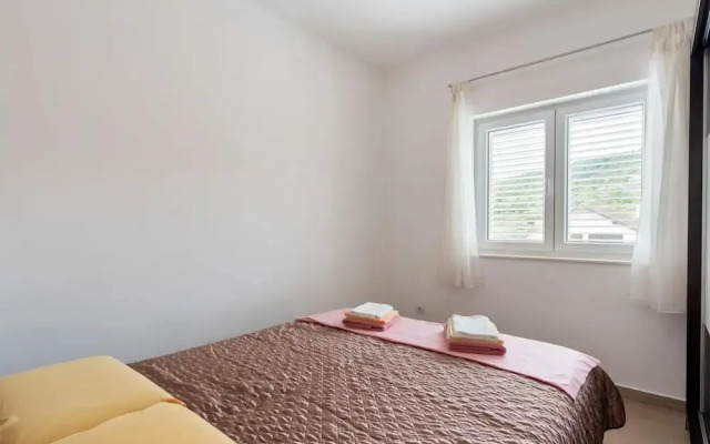 Simplistic Apartment in Neviđane near Sea Beach