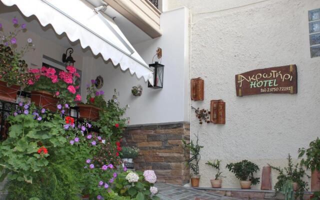 Akrotiri Hotel