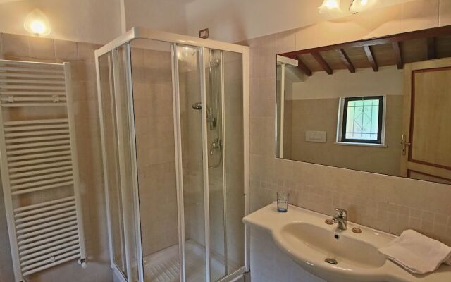 Spacious Farmhouse in Trevi With Swimming Pool