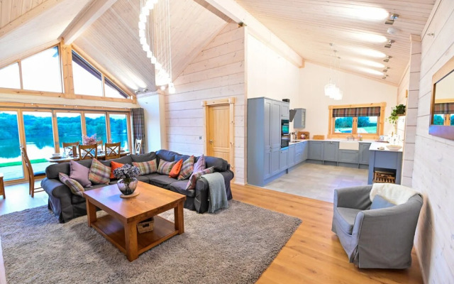 Cuddfan Lodge on a Gorgeous Private Lake