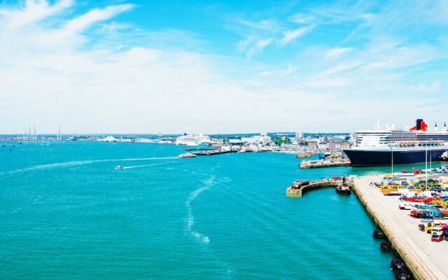 Shirley House Self Catering Guest House, 5 min Drive to Cruise Ship Terminals and City Centre