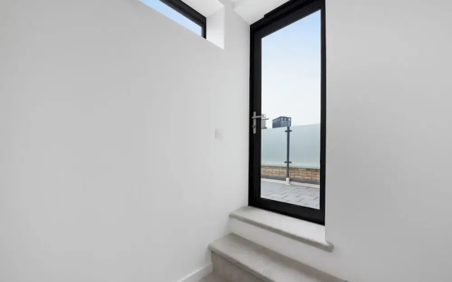 Modern Townhouse, Close to 02,excel, 5mins to Tube