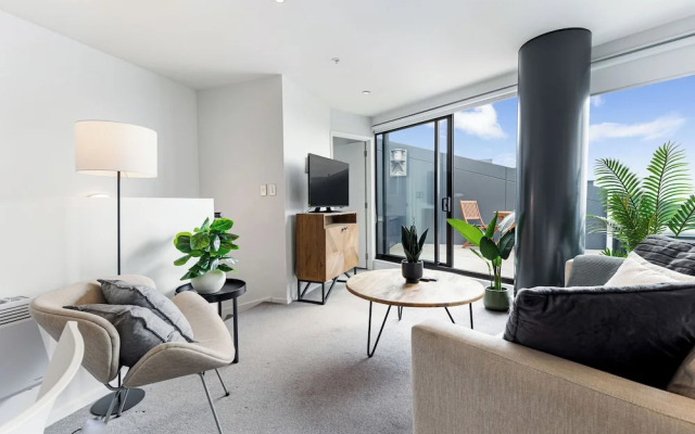 Pool, Gym & Modern 2BR Sky Tower View Zodiak Stays