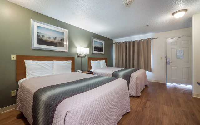 HomeTowne Studios by Red Roof Orlando South