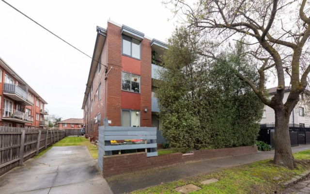 Light 2 Bedroom Apartment in Elwood With Balcony