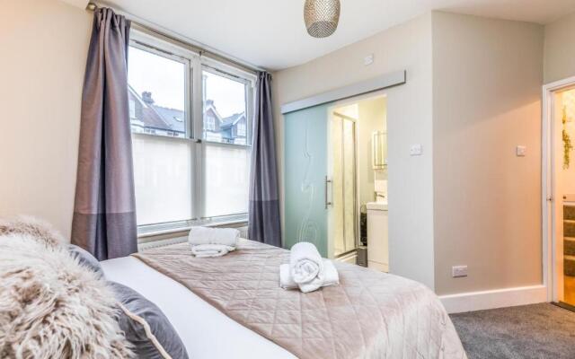 City & Beach at Your Reach - Courtyard & Parking