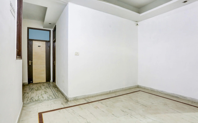 Super Hotel O East Punjabi Bagh Near Metro Station