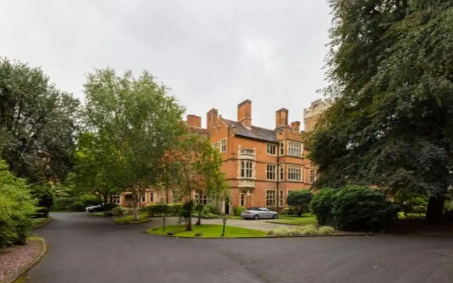 The Woking Wonder Captivating 3bdr Flat With Parking