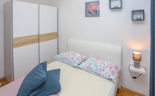 Apartment Vesna near beach with balcony