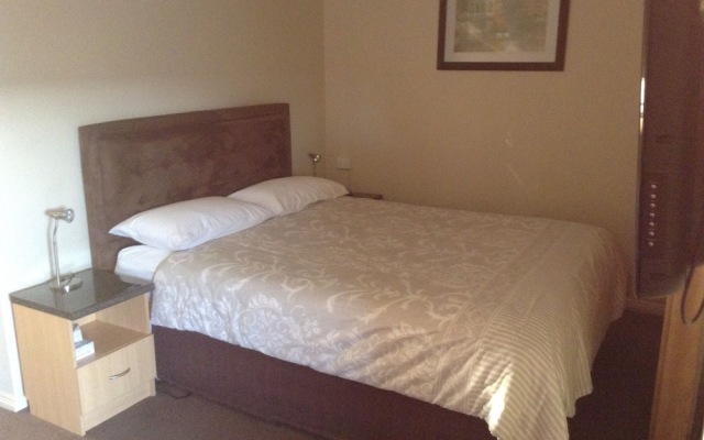 Ashton Townhouse Motel & Suites