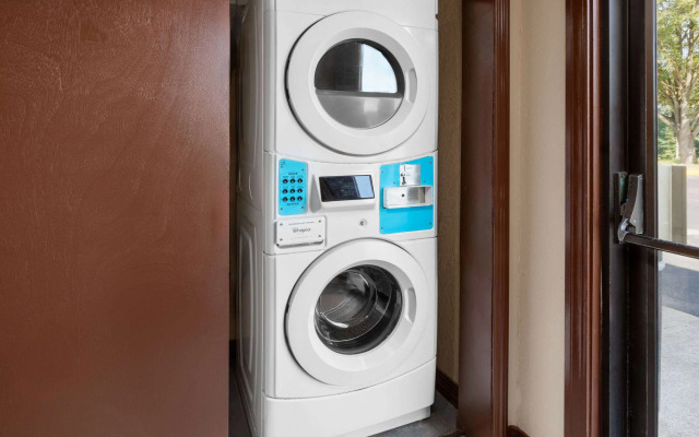 Super 8 by Wyndham Fairmont