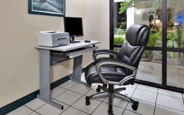 Days Inn & Suites by Wyndham Bentonville