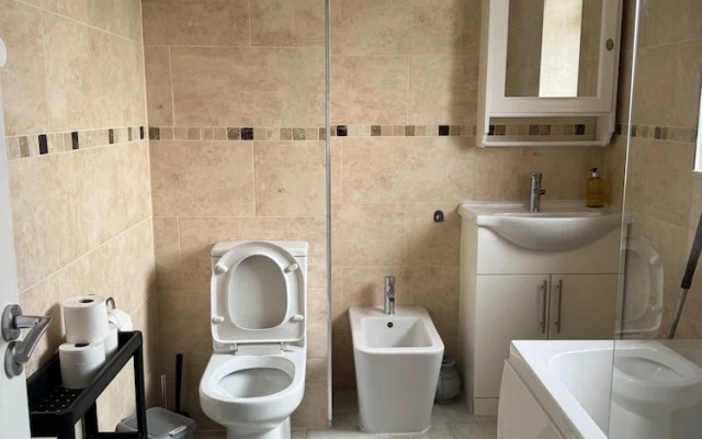 2 Bed Flat - Sleeps 4 - Parking - Wifi