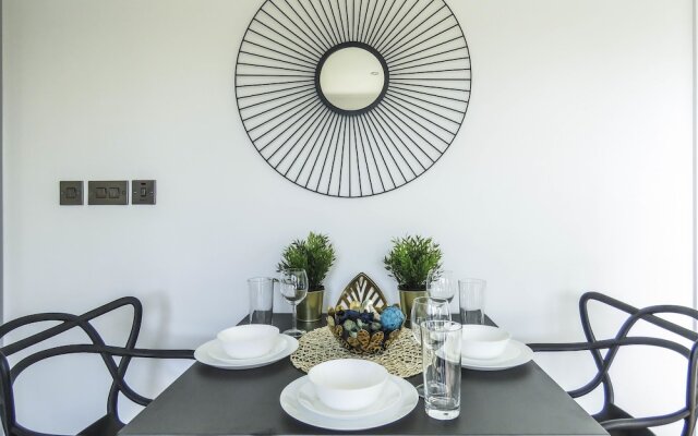 Tudors eSuites Roof Garden Penthouse with Gated Parking