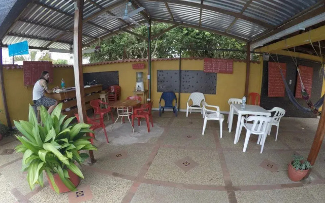 Leticias Guest House - Hostel