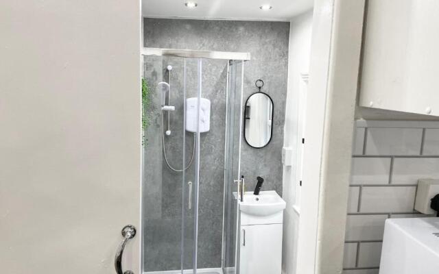 Lovely Estelle Studio Apartment by CityNest