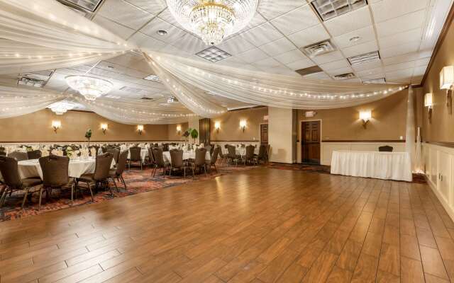 Best Western Plus White Bear Country Inn