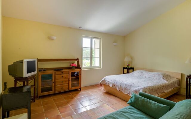 Secluded Holiday Home in Rustrel With Swimming Pool